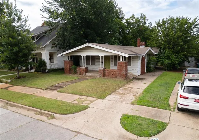Photo 2 of Sale Pending at 608 Nw 31st Street, Oklahoma City, OK 73118 | MLS# 1253757 | Listing updated on 2026-10-18