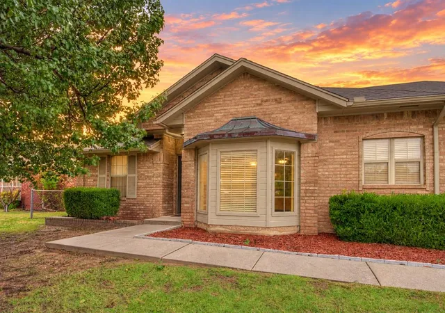 Photo 2 of Single family home for sale at 2517 Bellaire Dr, Moore, OK 73160 | MLS# 1253784 | Listing updated on 2026-10-29