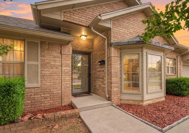 Photo 3 of Single family home for sale at 2517 Bellaire Dr, Moore, OK 73160 | MLS# 1253784 | Listing updated on 2026-10-29