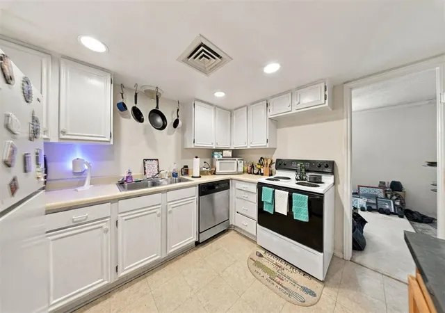 Listing Photo 5 - Condo for sale in building located at 6000 N Penn Ave, Oklahoma City, OK 73112 - Unit #9