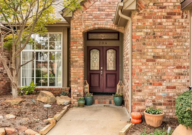 Photo 2 of Sale Pending at 704 Glenridge Dr, Edmond, OK 73013 | MLS# 1253858 | Listing updated on 2026-10-17