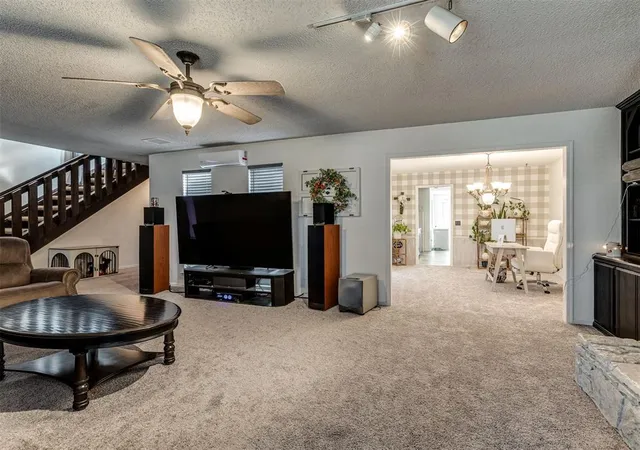 Photo 4 of Single family home for sale at 748 Westglen Dr, Yukon, OK 73099 | MLS# 1253898 | Listing updated on 2026-10-15