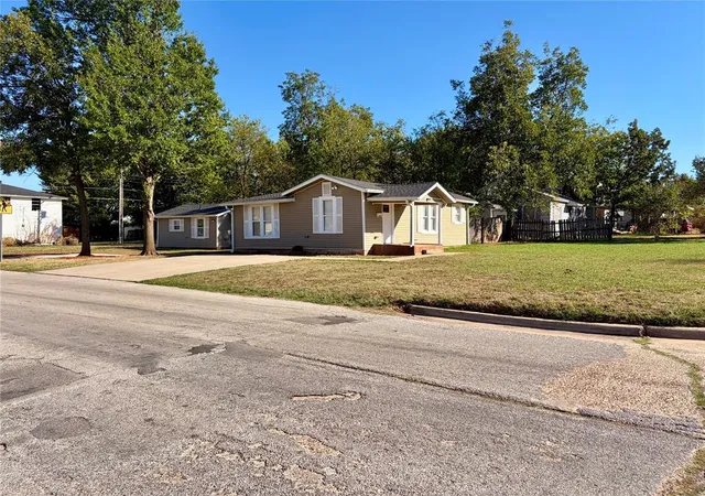 Photo 3 of Single family home for sale at 1201 S 19th Street, Chickasha, OK 73018 | MLS# 1253926 | Listing updated on 2026-10-28