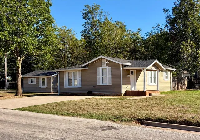 Photo 3 of Single family home for sale at 1201 S 19th Street, Chickasha, OK 73018 | MLS# 1253926 | Listing updated on 2026-10-28