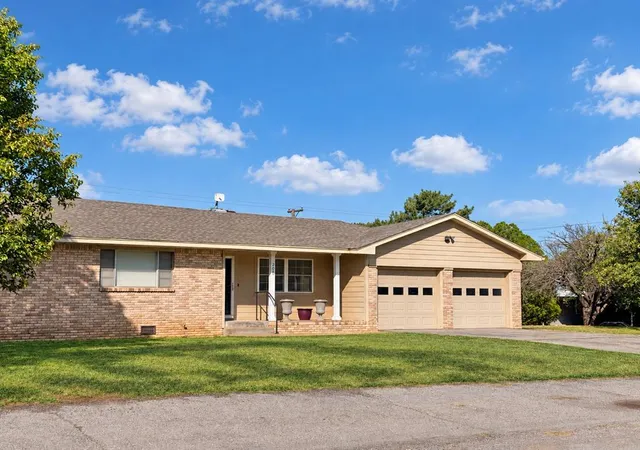 Photo 4 of Single family home for sale at 205 S Highland Dr, Erick, OK 73645 | MLS# 1253935 | Listing updated on 2026-10-15