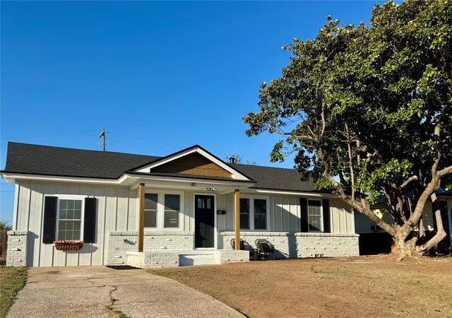 Photo 1 of Single family home for sale at 40 Village Dr, Chickasha, OK 73018 | MLS# 1253936 | Listing updated on 2026-10-15