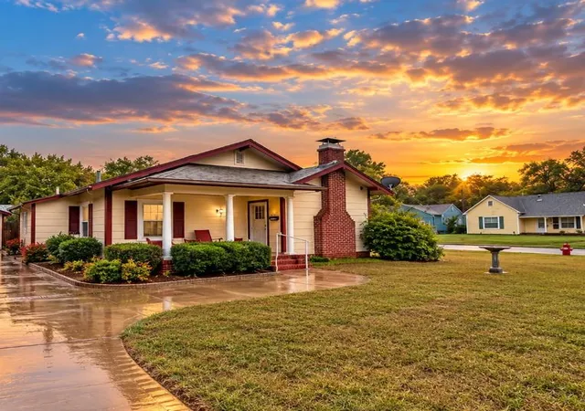 Single family home for sale at 827 S 14th Street, Chickasha, OK 73018 | MLS# 1253940