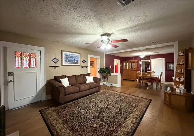 Photo 4 of Single family home for sale at 827 S 14th Street, Chickasha, OK 73018 | MLS# 1253940 | Listing updated on 2026-10-16