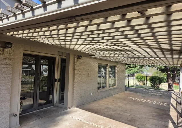 Photo 1 of Sale Pending at 9915 Hefner Village Pl, Oklahoma City, OK 73162 | MLS# 1253941 | Listing updated on 2026-10-23