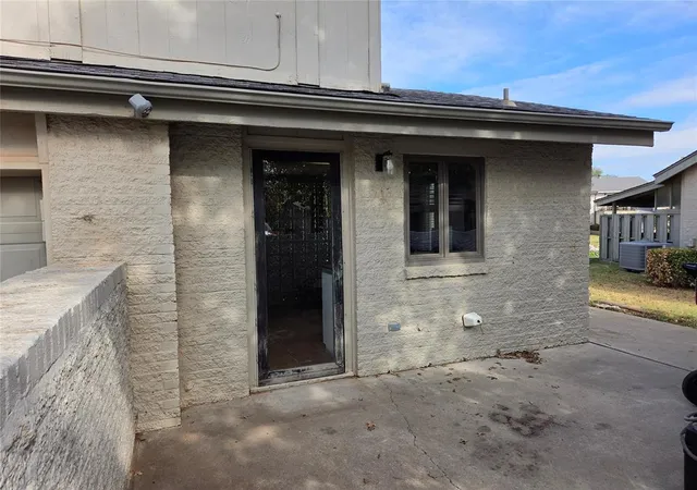 Photo 3 of Sale Pending at 9915 Hefner Village Pl, Oklahoma City, OK 73162 | MLS# 1253941 | Listing updated on 2026-10-23