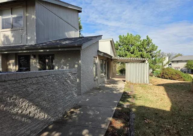 Photo 4 of Sale Pending at 9915 Hefner Village Pl, Oklahoma City, OK 73162 | MLS# 1253941 | Listing updated on 2026-10-23