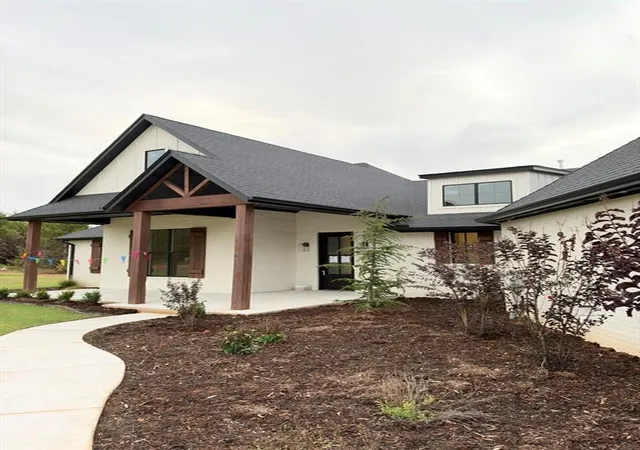 Photo 3 of Single family home for sale at 21288 Reserve Cir, Harrah, OK 73045 | MLS# 1254045 | Listing updated on 2026-10-20