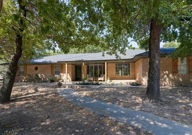Photo 2 of Sale Pending at 1901 Wren Ct, Edmond, OK 73034 | MLS# 1254054 | Listing updated on 2026-10-20