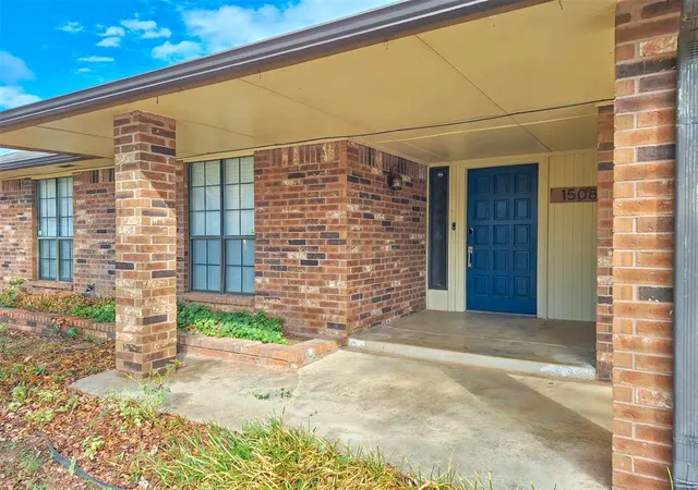Photo 3 of Single family home for sale at 1508 Magnolia Ln, Edmond, OK 73013 | MLS# 1254081 | Listing updated on 2026-10-20