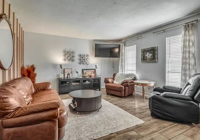 Photo 3 of Single family home for sale at 812 Annie Ct, Norman, OK 73069 | MLS# 1254089 | Listing updated on 2026-10-19