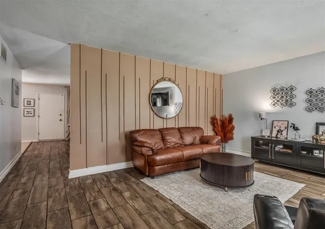Photo 3 of Single family home for sale at 812 Annie Ct, Norman, OK 73069 | MLS# 1254089 | Listing updated on 2026-10-19