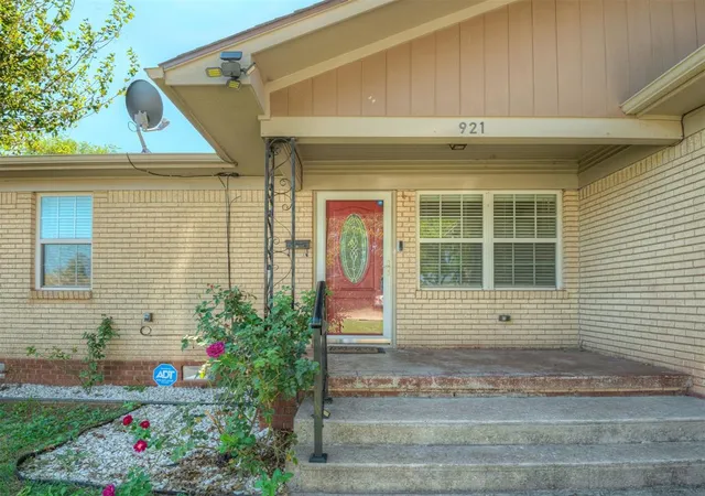 Photo 1 of Single family home for sale at 921 Cherokee Pl, Lindsay, OK 73052 | MLS# 1254150 | Listing updated on 2026-10-16
