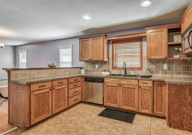 Photo 3 of Single family home for sale at 921 Cherokee Pl, Lindsay, OK 73052 | MLS# 1254150 | Listing updated on 2026-10-16