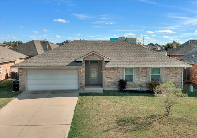 Single family home for sale at 604 Heather Ln, Moore, OK 73160 | MLS# 1254151