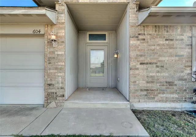 Photo 4 of Single family home for sale at 604 Heather Ln, Moore, OK 73160 | MLS# 1254151 | Listing updated on 2026-10-29