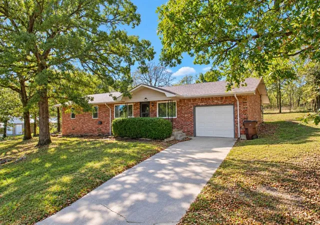 Single family home for sale at 121 E Gilbert Dr, Eufaula, OK 74432 | MLS# 1254179