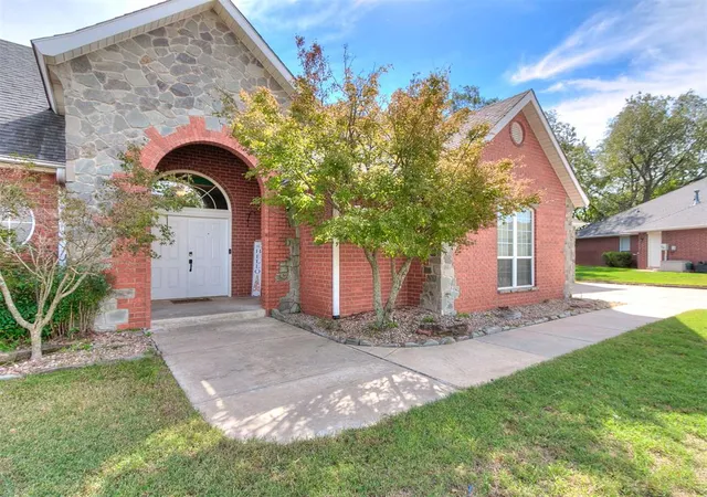 Single family home for sale at 1507 Berkshire Pl, Shawnee, OK 74804 | MLS# 1254184