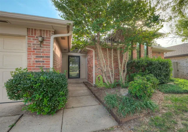 Photo 2 of Single family home for sale at 17100 Valley Crst, Edmond, OK 73012 | MLS# 1254218 | Listing updated on 2026-10-27
