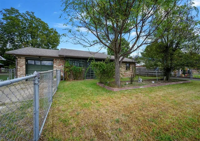 Photo 3 of Sale Pending at 1703 La Rosa St, Idabel, OK 74745 | MLS# 1254302 | Listing updated on 2026-10-27