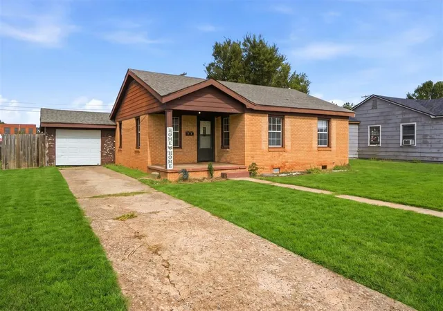 Photo 1 of Sale Pending at 1021 E Walnut St, Altus, OK 73521 | MLS# 1254337 | Listing updated on 2026-10-26
