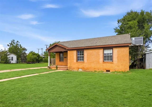 Photo 2 of Sale Pending at 1021 E Walnut St, Altus, OK 73521 | MLS# 1254337 | Listing updated on 2026-10-26