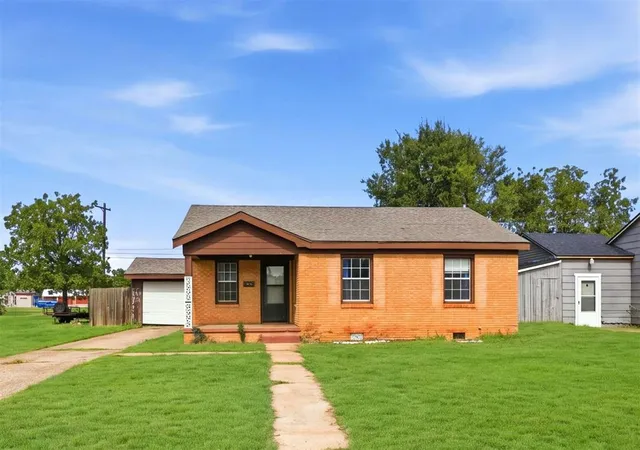 Photo 3 of Sale Pending at 1021 E Walnut St, Altus, OK 73521 | MLS# 1254337 | Listing updated on 2026-10-26