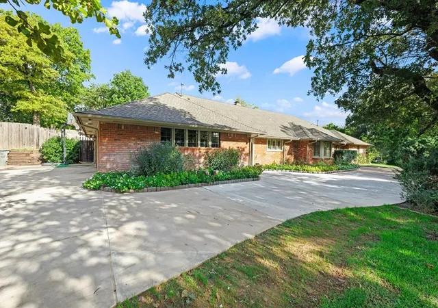 Photo 4 of Single family home for sale at 2401 Rosewood Ln, Edmond, OK 73013 | MLS# 1254352 | Listing updated on 2026-10-18