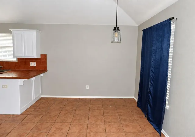 Photo 3 of Single family home for sale at 4405 Apple Blossom Cir, Moore, OK 73160 | MLS# 1254419 | Listing updated on 2026-10-19