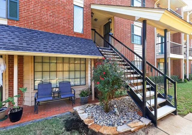 Listing Photo 1 - Condo for sale in building located at 4400 Hemingway Dr, Oklahoma, OK 73118 - Unit #256