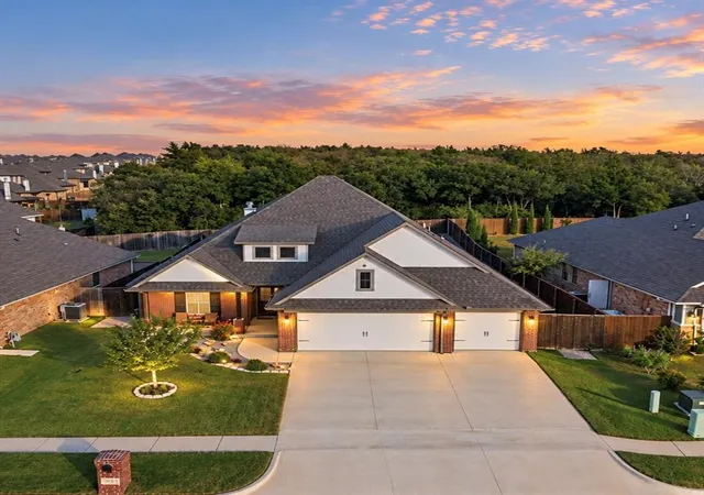 Single family home for sale at 2924 Oak Hl Ave, Edmond, OK 73034 | MLS# 1254424