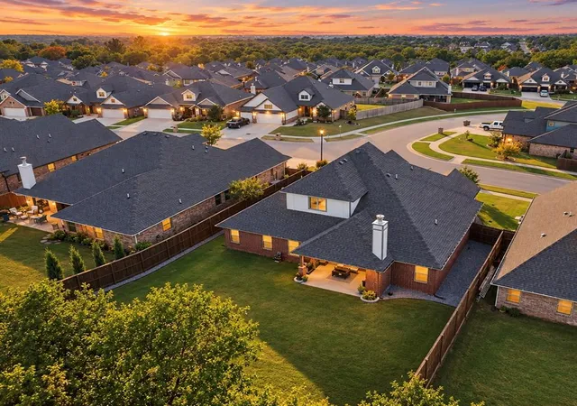Photo 2 of Single family home for sale at 2924 Oak Hl Ave, Edmond, OK 73034 | MLS# 1254424 | Listing updated on 2026-10-26