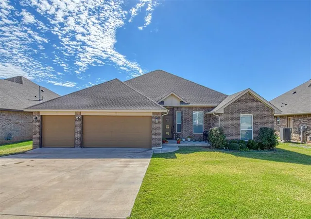 Single family home for sale at 2900 Summit Xing Pkwy, Norman, OK 73071 | MLS# 1254426