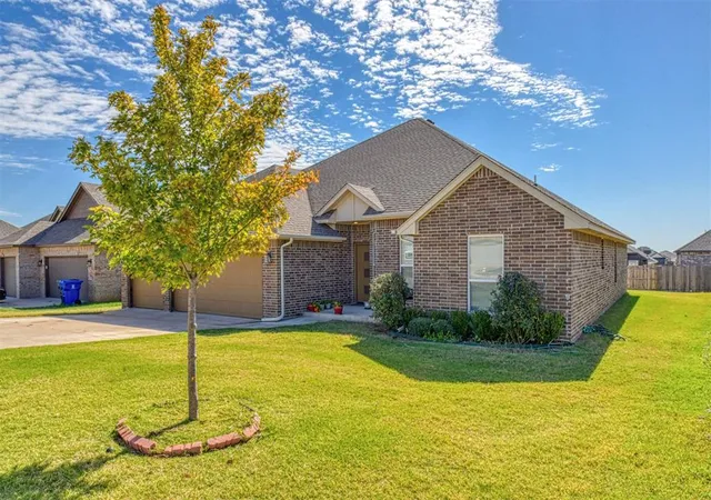 Photo 1 of Single family home for sale at 2900 Summit Xing Pkwy, Norman, OK 73071 | MLS# 1254426 | Listing updated on 2026-10-23