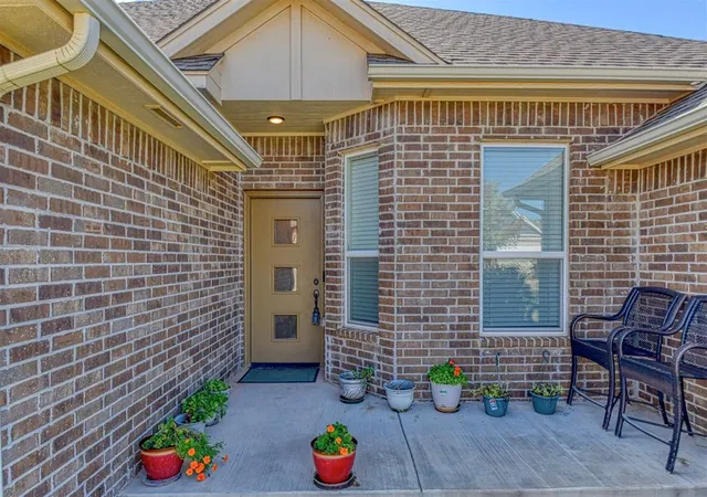 Photo 2 of Single family home for sale at 2900 Summit Xing Pkwy, Norman, OK 73071 | MLS# 1254426 | Listing updated on 2026-10-23