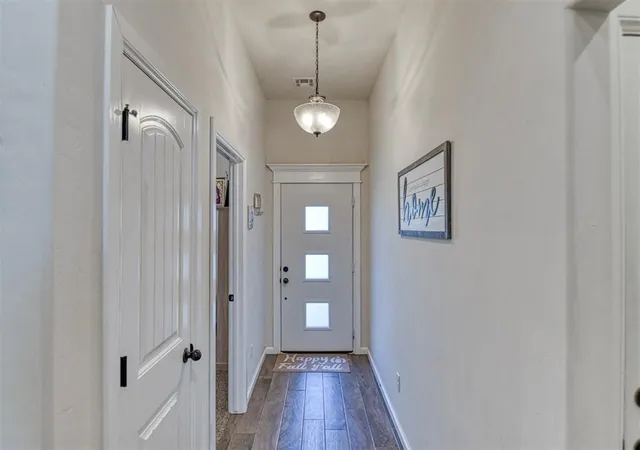 Photo 3 of Single family home for sale at 2900 Summit Xing Pkwy, Norman, OK 73071 | MLS# 1254426 | Listing updated on 2026-10-23