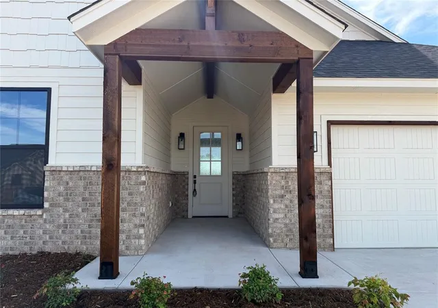 Photo 2 of Single family home for sale at 211 Outlander Way, Shawnee, OK 74804 | MLS# 1254461 | Listing updated on 2026-10-20