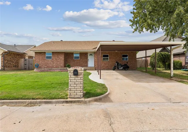 Single family home for sale at 905 Crestmoor Dr, Moore, OK 73160 | MLS# 1254465