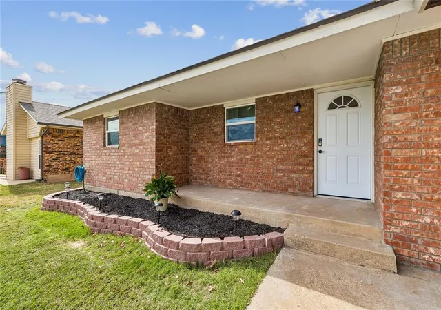 Photo 3 of Single family home for sale at 905 Crestmoor Dr, Moore, OK 73160 | MLS# 1254465 | Listing updated on 2026-10-20