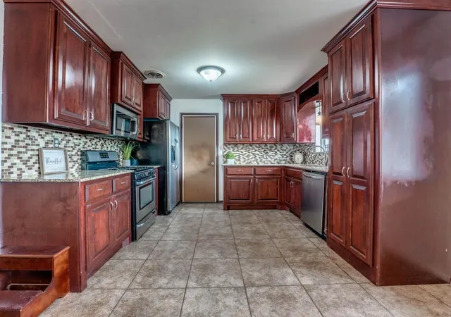 Photo 3 of Sale Pending at 517 N Bell Dr, Crescent, OK 73028 | MLS# 1254560 | Listing updated on 2026-10-28