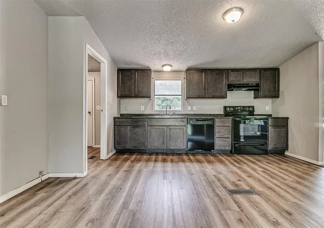 Photo 4 of Single family home for sale at 10300 Liberty Oak Dr, Oklahoma City, OK 73165 | MLS# 1254572 | Listing updated on 2026-10-20