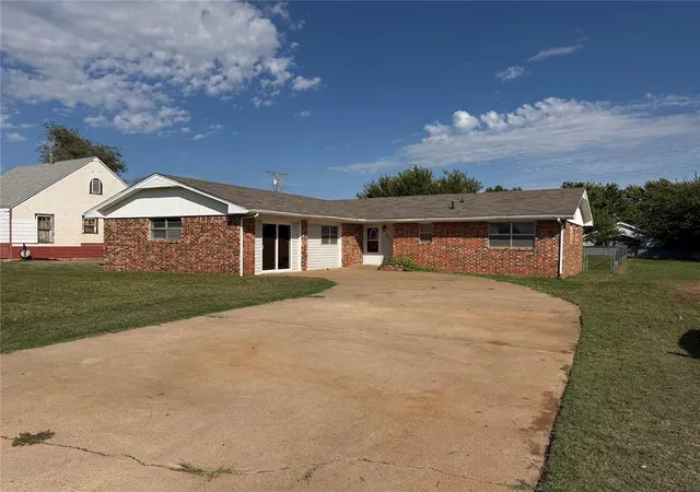 Photo 1 of Single family home for sale at 202 S Locust St, Seiling, OK 73663 | MLS# 1254640 | Listing updated on 2026-10-20