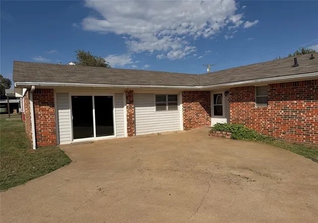Photo 1 of Single family home for sale at 202 S Locust St, Seiling, OK 73663 | MLS# 1254640 | Listing updated on 2026-10-20
