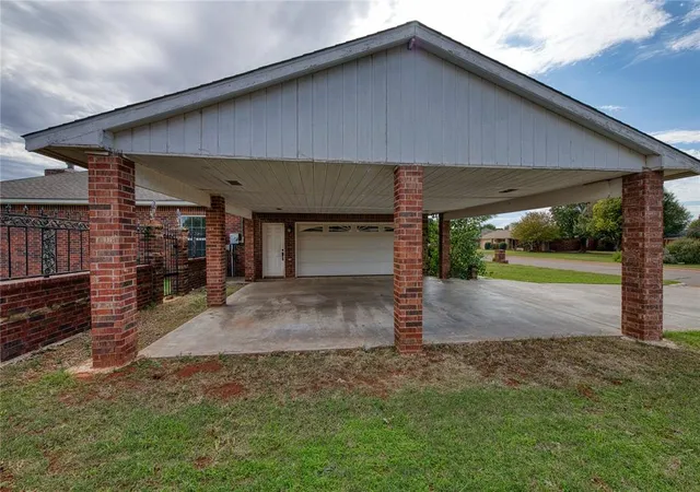 Photo 3 of Single family home for sale at 206 Cypress Ave, Elk City, OK 73644 | MLS# 1254869 | Listing updated on 2026-10-23