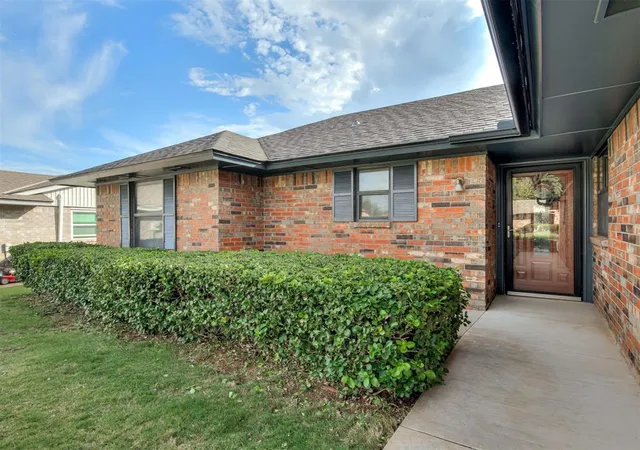 Photo 2 of Single family home for sale at 1014 Cambridge Dr, Yukon, OK 73099 | MLS# 1254872 | Listing updated on 2026-10-23