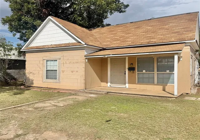 Single family home for sale at 207 E Liveoak St, Altus, OK 73521 | MLS# 1254892